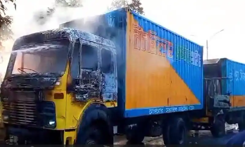 গাজীপুরে দুটি কাভার্ডভ্যানের আগুন নিয়ন্ত্রণে আনা হচ্ছে. Channel i News - চ্যানেল আই নিউজ