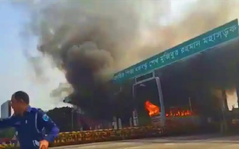 বঙ্গবন্ধু এক্সপ্রেসওয়েতে বাসে আগুন, ধোঁয়া ও আগুনের লেলিহান শিখা দেখা যাচ্ছে. Channel i News - চ্যানেল আই নিউজ