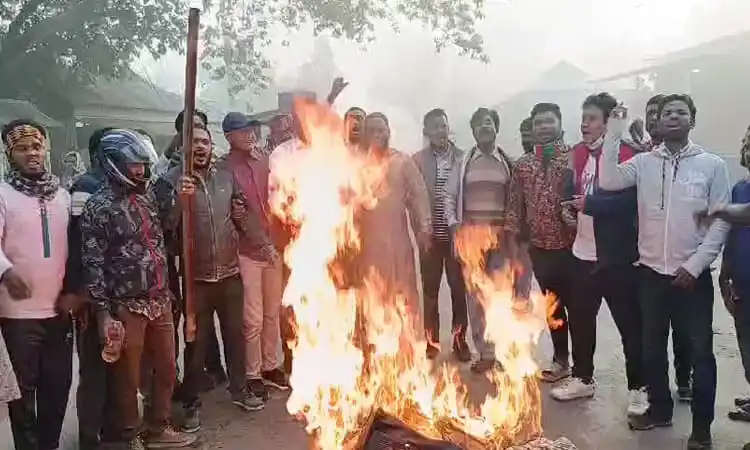 বিএনপির নেতাকর্মীরা হরতালের প্রতিবাদে টায়ার জ্বালিয়ে বিক্ষোভ করছে. Channel i News - চ্যানেল আই নিউজ