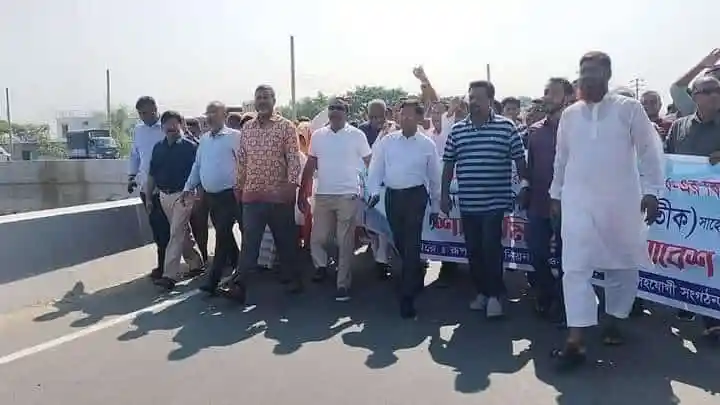 জনগণ পাটমন্ত্রীর নেতৃত্বে অবরোধে অংশগ্রহণ করছে. Channel i News - চ্যানেল আই নিউজ