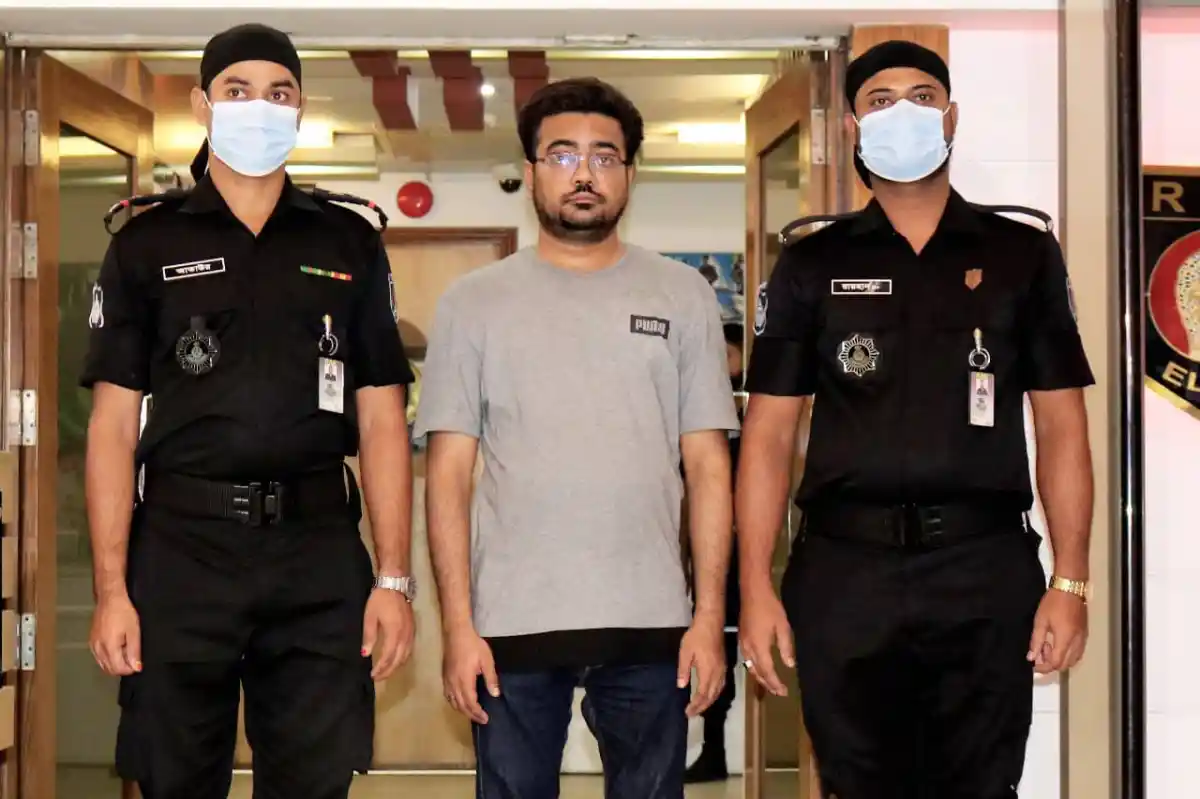 আত্মহত্যার হুমকি দেওয়া যুবককে পুলিশ আটক করেছে. Channel i News - চ্যানেল আই নিউজ