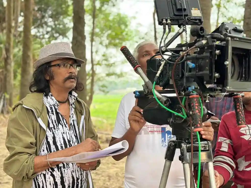 নির্মাতা ও ক্যামেরাম্যান প্রকল্পের জন্য কাজ করছেন. Channel i News - চ্যানেল আই নিউজ