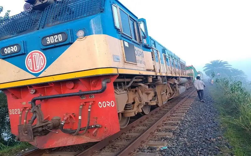 ঢাকার সাথে উত্তরবঙ্গের ট্রেন চলাচল বন্ধের ছবি, লাইনচ্যুত ট্রেনের দৃশ্য. Channel i News - চ্যানেল আই নিউজ