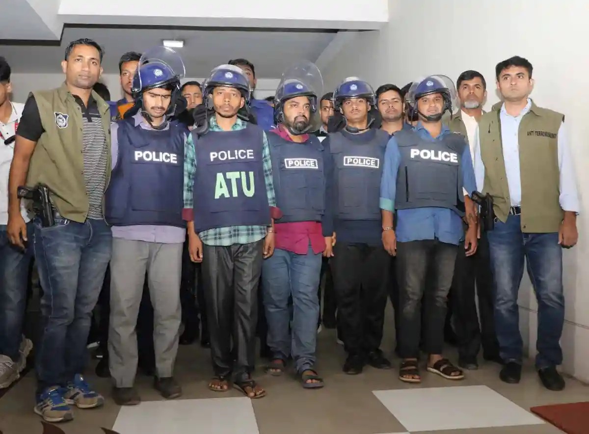 পুলিশের সঙ্গে আটক জঙ্গি সদস্যদের ছবি, বাংলাদেশ. Channel i News - চ্যানেল আই নিউজ