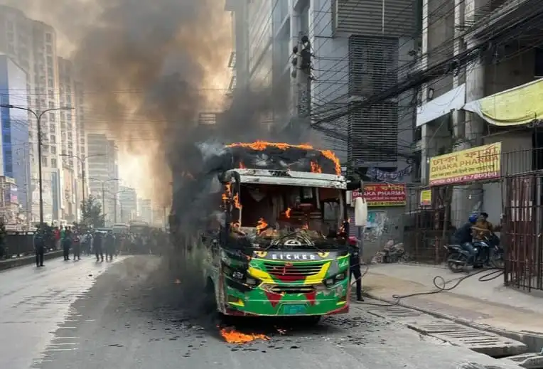 গুলশানে বাসে আগুন লেগে ধোঁয়া ও অগ্নিকাণ্ডের দৃশ্য. Channel i News - চ্যানেল আই নিউজ