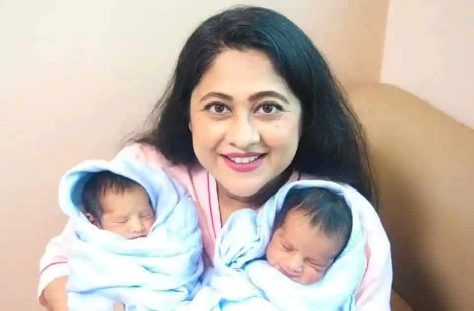 সুমাইয়া শিমু তার যমজ সন্তানের সাথে হাসিমুখে ছবি. Channel i News - চ্যানেল আই নিউজ
