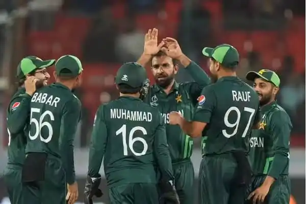 বাংলাদেশ ক্রিকেট দলের খেলোয়াড়রা মাঠে একত্রিত, আলোচনা করছে।. Channel i News - চ্যানেল আই নিউজ
