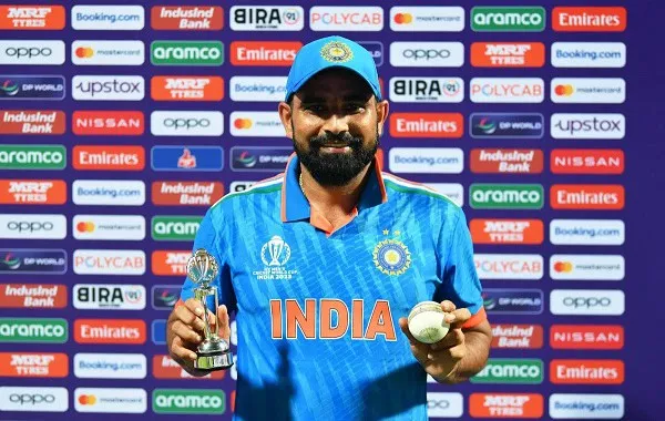 ভারতীয় ক্রিকেটার শামি বিশ্বকাপের পুরস্কার হাতে নিয়ে হাসছেন।. Channel i News - চ্যানেল আই নিউজ