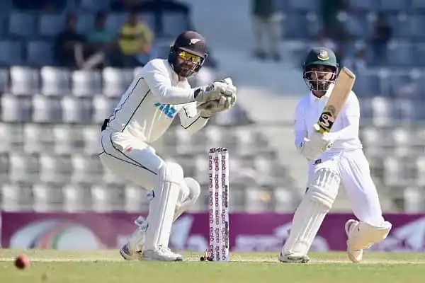 বাংলাদেশি ক্রিকেটাররা মাঠে ব্যাটিং ও ফিল্ডিং করছে. Channel i News - চ্যানেল আই নিউজ