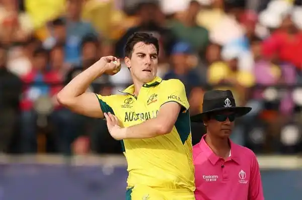 অস্ট্রেলিয়ার ক্রিকেটার জোশ হেজলউড বল ছুঁড়ছেন, দর্শকরা দেখছেন. Channel i News - চ্যানেল আই নিউজ