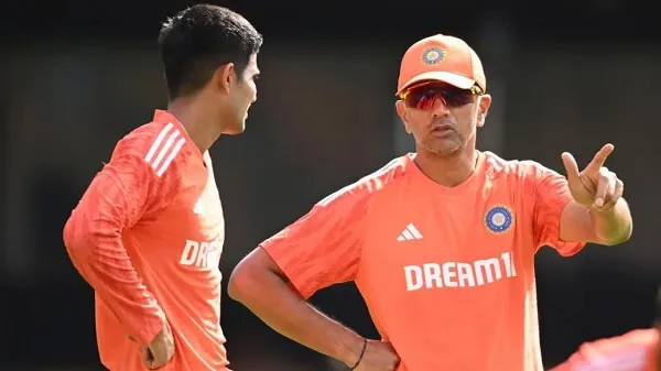 ভারতীয় ক্রিকেট কোচের সঙ্গে খেলোয়াড়ের আলোচনা, অনুশীলন চলাকালে. Channel i News - চ্যানেল আই নিউজ