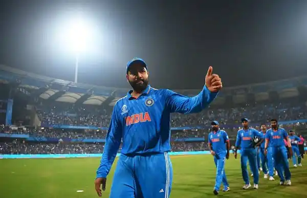 ভারতীয় ক্রিকেটাররা মাঠে জিতের শুভেচ্ছা জানাচ্ছেন।. Channel i News - চ্যানেল আই নিউজ