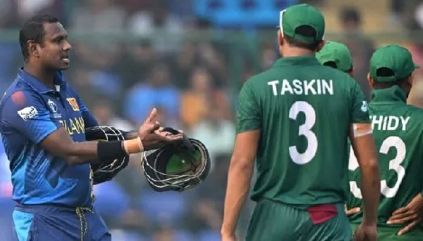 ক্রিকেট ম্যাচে খেলোয়াড়দের মধ্যে আলোচনা ও টাইমড-আউটের সময়. Channel i News - চ্যানেল আই নিউজ
