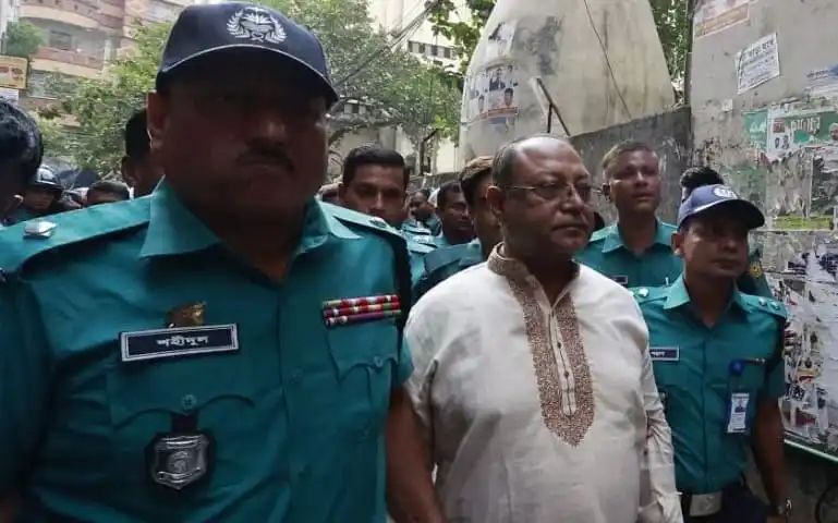 চৌধুরী হাসান সারওয়ার্দীর ৮ দিনের রিমান্ডের সময় পুলিশ সদস্যরা।. Channel i News - চ্যানেল আই নিউজ