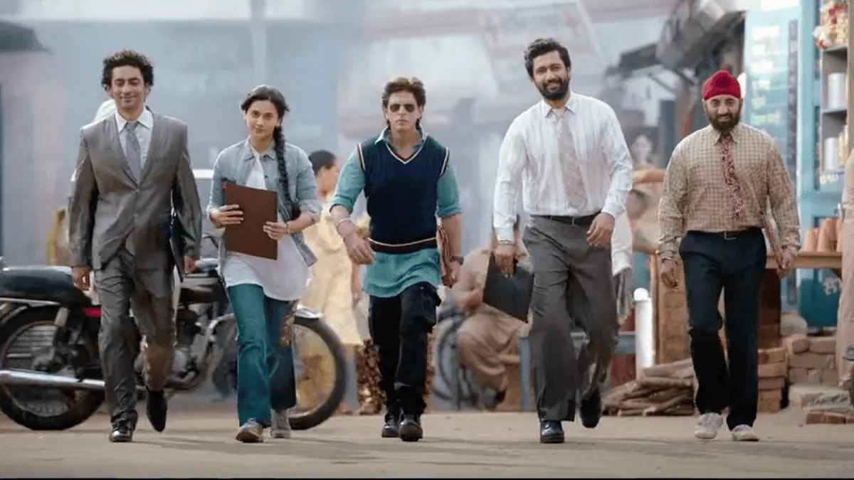 চলন্ত পাসেঞ্জারদের সঙ্গে ব্যস্ত শহর, বিভিন্ন পেশার মানুষজন. Channel i News - চ্যানেল আই নিউজ