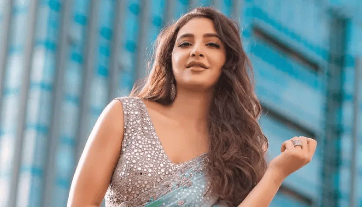 নায়িকা শুভশ্রী নতুন চেহারায়, হাসিমুখে ক্যামেরার দিকে তাকাচ্ছেন. Channel i News - চ্যানেল আই নিউজ
