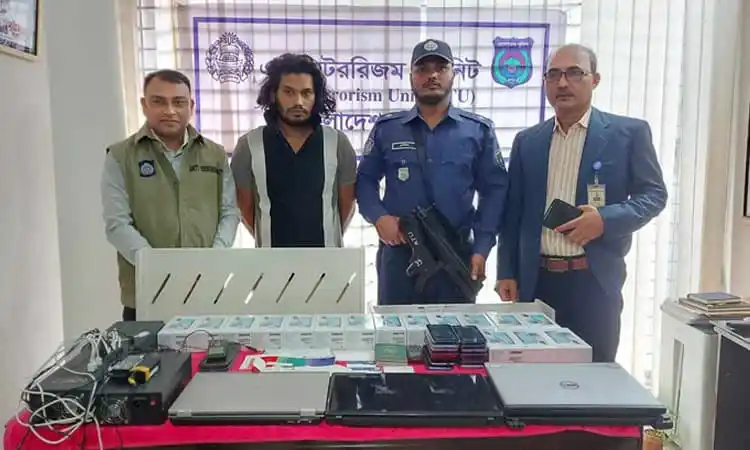 পুলিশের সঙ্গে গ্রেপ্তারকৃত ব্যক্তি ও কর্মকর্তাদের ছবি।. Channel i News - চ্যানেল আই নিউজ
