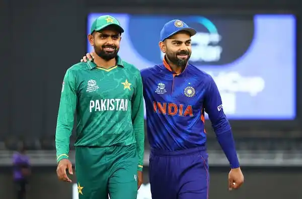 পাকিস্তান ও ভারতের ক্রিকেটাররা মাঠে হাসিমুখে একসাথে হাঁটছেন. Channel i News - চ্যানেল আই নিউজ