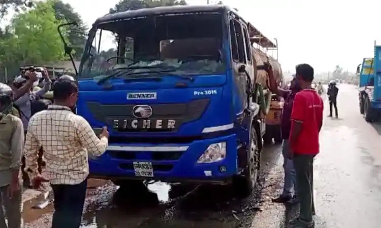 বগুড়ায় যানবাহনে অগ্নিসংযোগের ঘটনা, বেশ কিছু যানবাহন ক্ষতিগ্রস্ত. Channel i News - চ্যানেল আই নিউজ