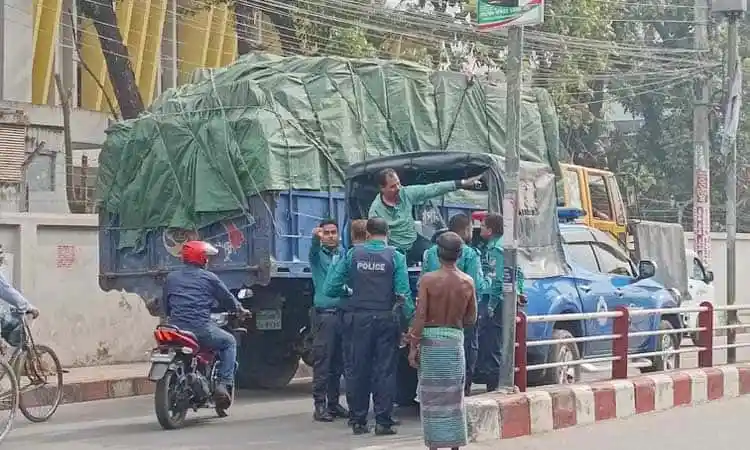 বিএনপি ও স্বেচ্ছাসেবক দলের গ্রেপ্তারকৃতরা থানায় নিয়ে যাচ্ছে. Channel i News - চ্যানেল আই নিউজ