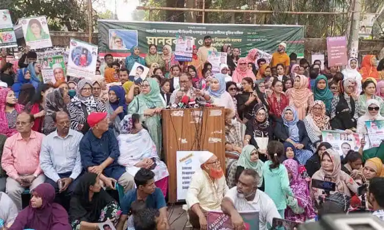 বাংলাদেশের বিভিন্ন পেশার মানুষজন একত্রিত হয়ে প্রতিবাদে অংশগ্রহণ করছে।. Channel i News - চ্যানেল আই নিউজ