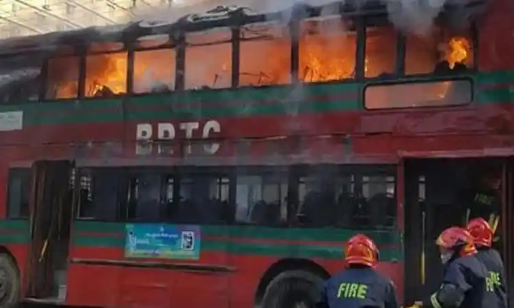 অবরোধের রাতে বাসে আগুন লাগার দৃশ্য, ফায়ার সার্ভিস কর্মীরা উদ্ধার কাজ করছেন. Channel i News - চ্যানেল আই নিউজ