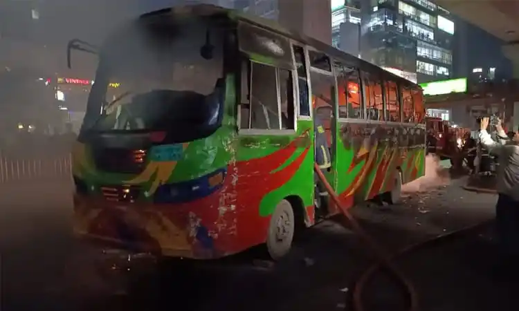 সন্ধ্যায় বাংলামোটরে যাত্রীবাহী বাসে আগুন লেগে ধোঁয়া বের হচ্ছে. Channel i News - চ্যানেল আই নিউজ