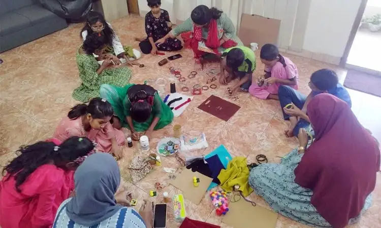 উত্তরায় সুবিধাবঞ্চিত শিশুদের জন্য গয়না প্রদর্শনীতে অংশগ্রহণকারী শিশু ও অভিভাবকরা. Channel i News - চ্যানেল আই নিউজ