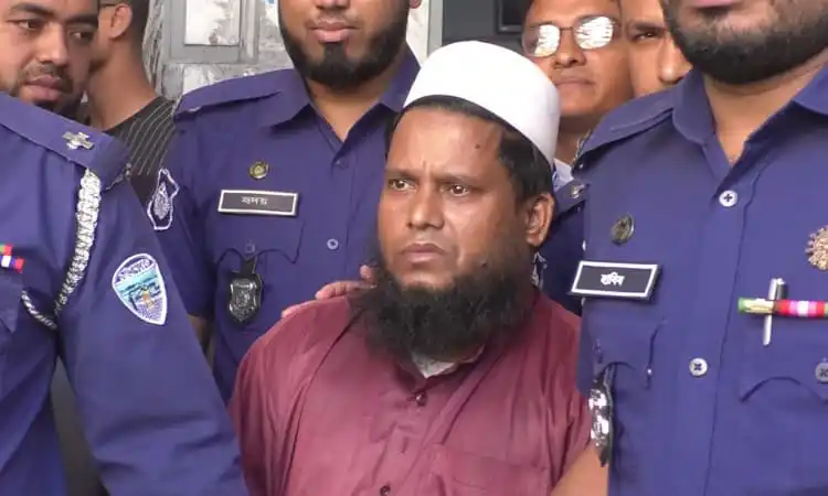 পুলিশের সঙ্গে একজন ব্যক্তি, পুলিশ সদস্যরা চারপাশে অবস্থান করছেন. Channel i News - চ্যানেল আই নিউজ
