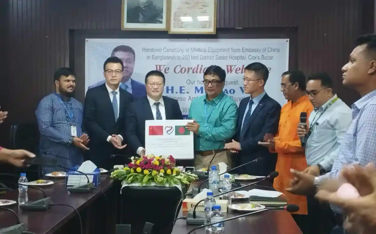 চীন থেকে মেডিকেল সরঞ্জাম হস্তান্তর অনুষ্ঠানে কর্মকর্তারা উপস্থিত. Channel i News - চ্যানেল আই নিউজ