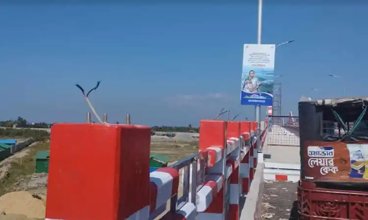 বাঁকখালী সেতুর বাতি চুরি হওয়ার ছবি, সেতুর পাশে ঝুঁকিপূর্ণ অবস্থা. Channel i News - চ্যানেল আই নিউজ