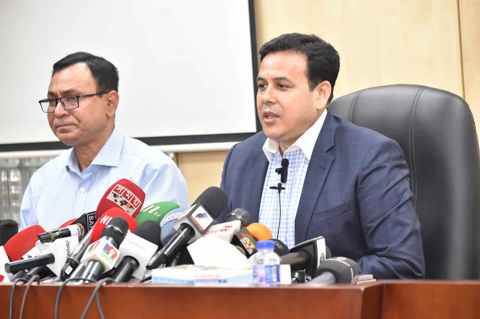 প্রেস কনফারেন্সে ছাত্রদলের নেতা ও পুলিশ হত্যার অভিযোগকারী. Channel i News - চ্যানেল আই নিউজ