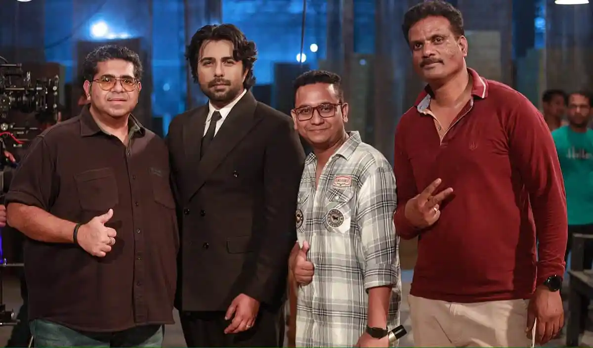 চারজন পুরুষ একসঙ্গে দাঁড়িয়ে, একটি অনুষ্ঠানে অংশগ্রহণ করছে।. Channel i News - চ্যানেল আই নিউজ