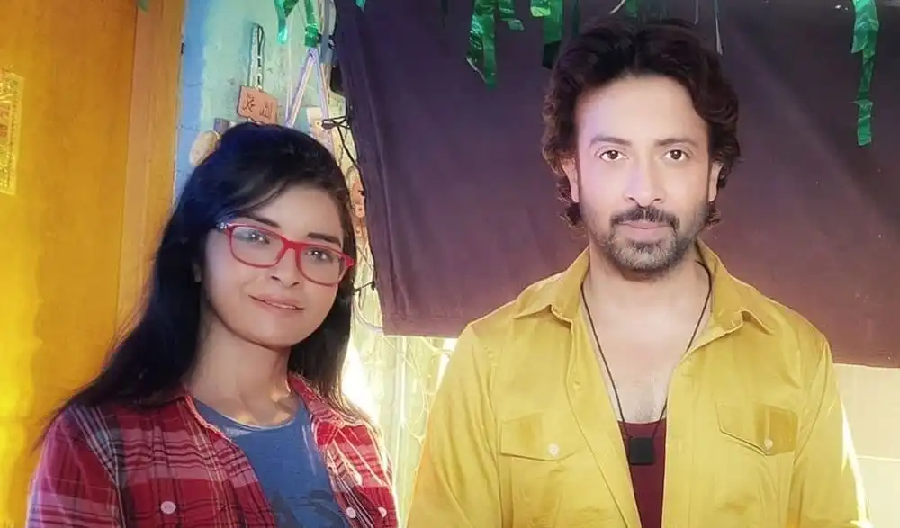 শাকিব ও একজন নারী সহকর্মী, উভয়ই হাসিমুখে, ক্যামেরার দিকে তাকিয়ে. Channel i News - চ্যানেল আই নিউজ