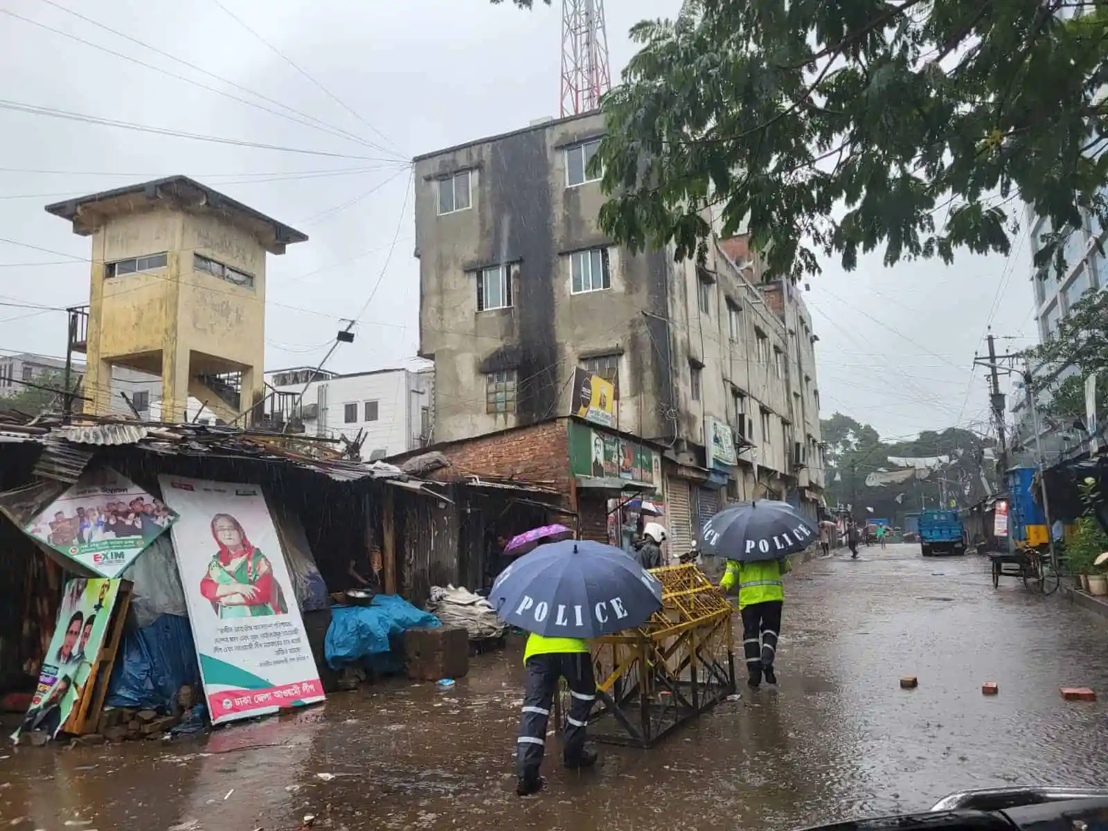 বৃষ্টির মধ্যে তেজগাঁও ট্রাফিকের সুষ্ঠু ব্যবস্থাপনা দেখাচ্ছে পুলিশ সদস্যরা. Channel i News - চ্যানেল আই নিউজ