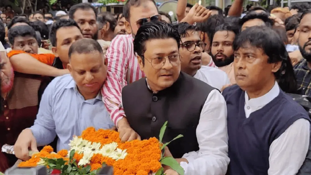 জনপ্রিয় নেতা শেখ হাসিনা জনসমুদ্রে ফুলের তোড়া গ্রহণ করছেন।. Channel i News - চ্যানেল আই নিউজ