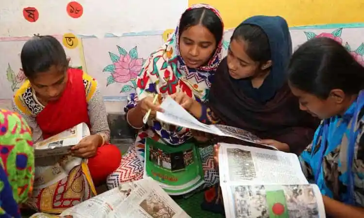 নারীরা বই পড়ছে, শিক্ষার মাধ্যমে অর্থনৈতিক উন্নয়ন. Channel i News - চ্যানেল আই নিউজ
