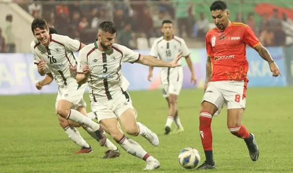 বাংলাদেশের ফুটবল দলের খেলোয়াড়রা প্রতিদ্বন্দ্বিতা করছে. Channel i News - চ্যানেল আই নিউজ
