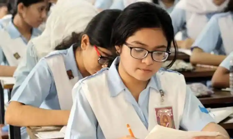 বাংলাদেশের স্কুলে পরীক্ষার জন্য প্রস্তুত শিক্ষার্থীরা. Channel i News - চ্যানেল আই নিউজ
