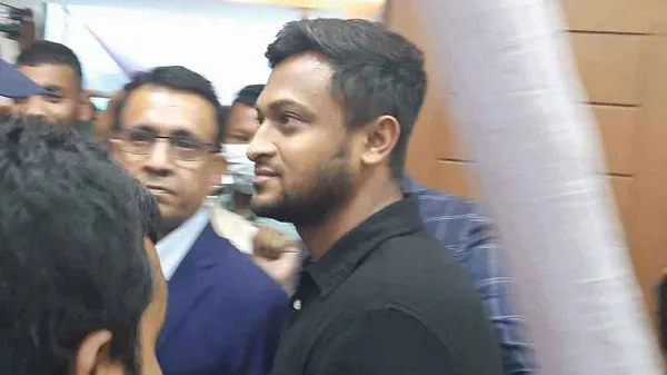 নৌকার মনোনয়ন জমা দিতে আসা সাকিবের ছবি. Channel i News - চ্যানেল আই নিউজ