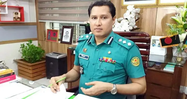 ডিএমপি কর্মকর্তার অফিসে বসে সাক্ষাৎকার নিচ্ছেন. Channel i News - চ্যানেল আই নিউজ