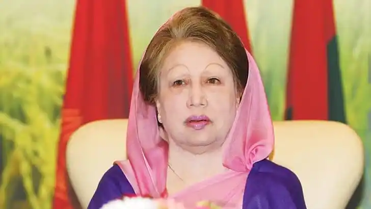 কৃষি মাঠে আধুনিক কৃষি প্রযুক্তি ব্যবহারকারী কৃষক. Channel i News - চ্যানেল আই নিউজ