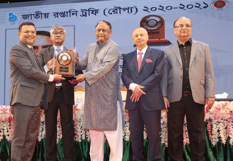 ইনসেপ্টা ফার্মাসিউটিক্যালস জাতীয় রপ্তানি ট্রফি গ্রহণ করছে. Channel i News - চ্যানেল আই নিউজ