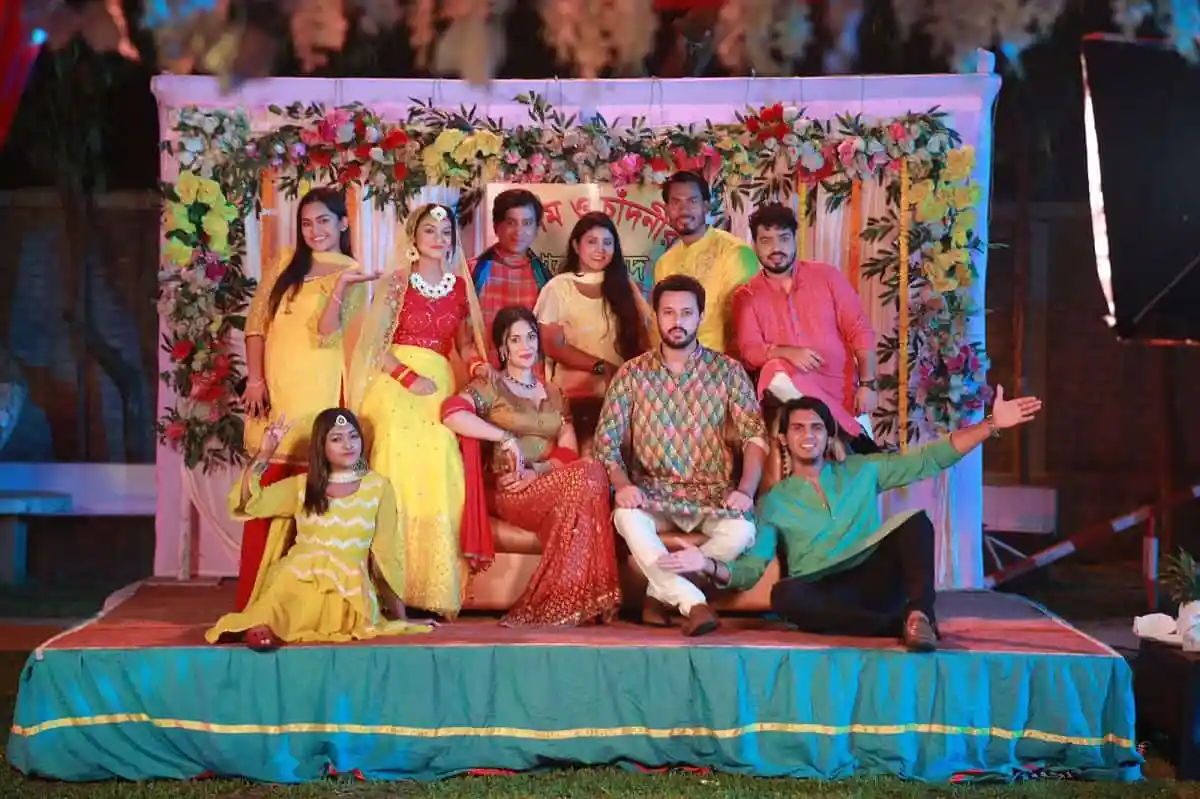 শায়লা সাবি ও ইরফান সাজ্জাদসহ পরিবারের সদস্যদের পারিবারিক ছবি. Channel i News - চ্যানেল আই নিউজ