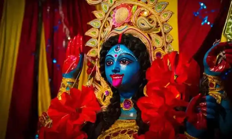 শ্যামা পূজা উপলক্ষে পুজোতে দেবীর প্রতিমা সাজানো হয়েছে।. Channel i News - চ্যানেল আই নিউজ