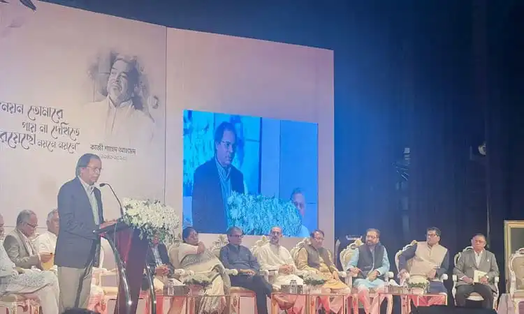 কাজী শাহেদ আহমেদ স্রোতের বিপরীতে হেঁটে যাচ্ছেন, অনুষ্ঠানে বক্তা ও দর্শকরা উপস্থিত. Channel i News - চ্যানেল আই নিউজ