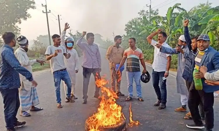 রাস্তায় টায়ার জ্বালিয়ে অবরোধ করছে কিশোরগঞ্জের মানুষ. Channel i News - চ্যানেল আই নিউজ
