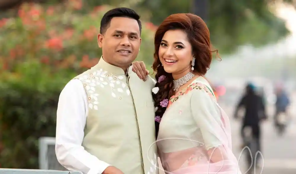 বিয়ের অনুষ্ঠানে লিজা ও তার স্বামী হাসিমুখে ছবি তুলেছেন. Channel i News - চ্যানেল আই নিউজ