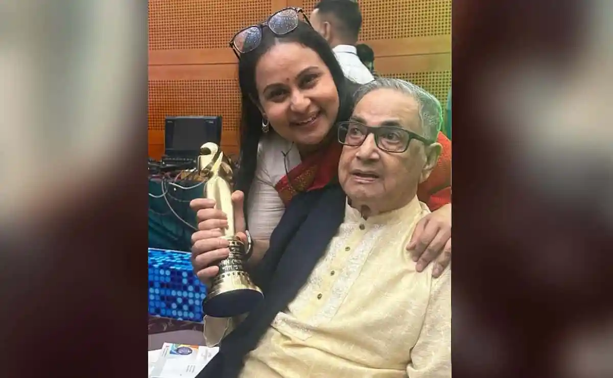 আফসানা মিমি তার বাবার সঙ্গে পুরস্কার গ্রহণের সময়. Channel i News - চ্যানেল আই নিউজ