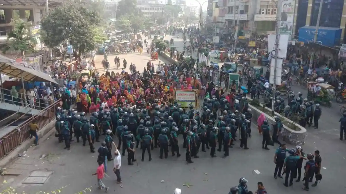 সড়ক অবরোধ করে শ্রমিকদের বিক্ষোভ, পুলিশ ও সাধারণ মানুষ উপস্থিত. Channel i News - চ্যানেল আই নিউজ